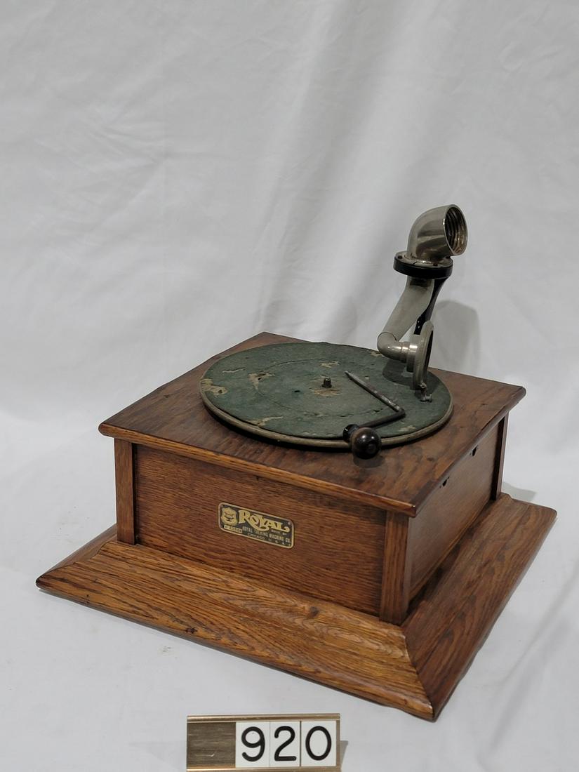 Royal Disc Phonograph: Crank, Reproducer, Missing horn SN-23328, Top is loose from base