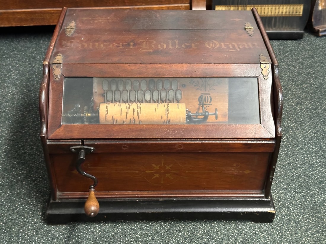 Concert Wood Cob roller organ: Good condition, stenciled name, crank and cob