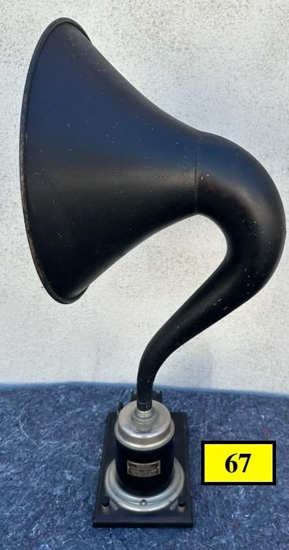 Magnavox R2 Model B Radio Horn Speaker: Overall height 30" x (Horn) 18"Dia