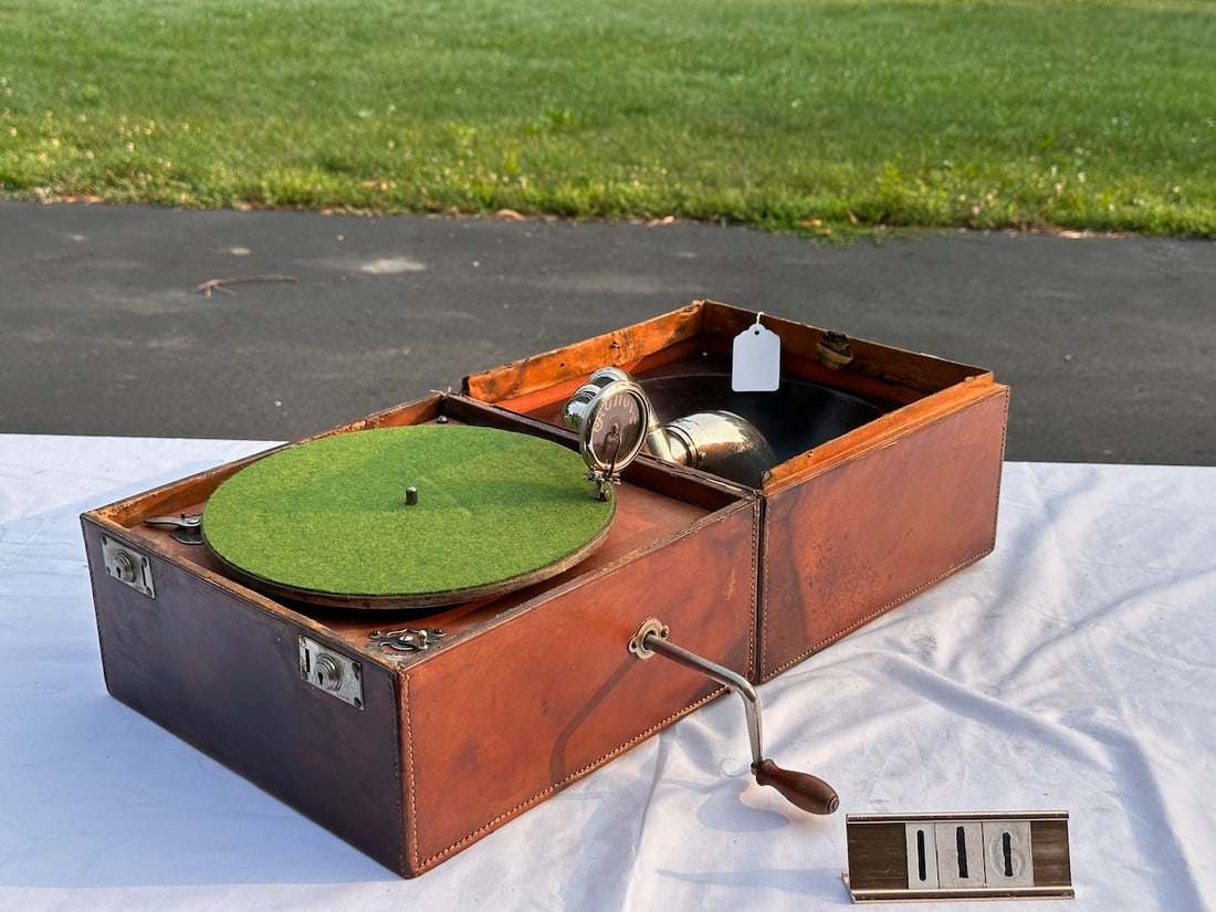 Sonora Suitcase Portable Disc Phonograph (1 of 4)