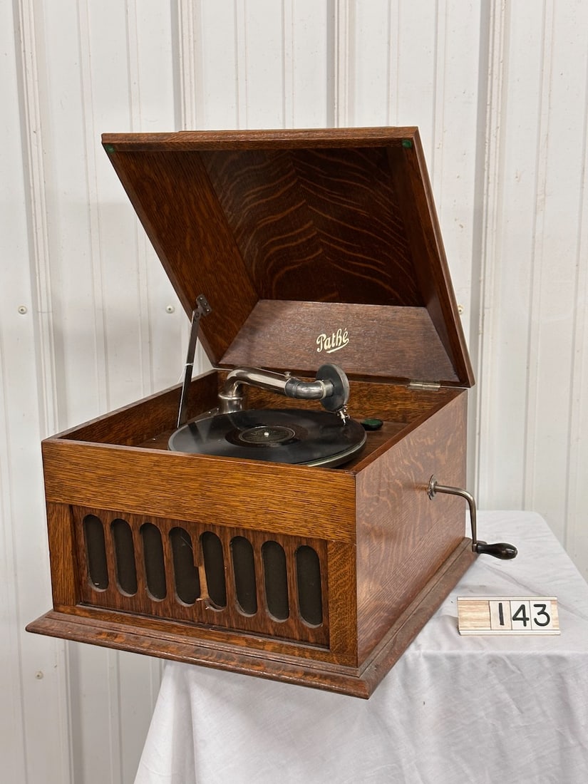Pathe Disc Phonograph (1 of 4)