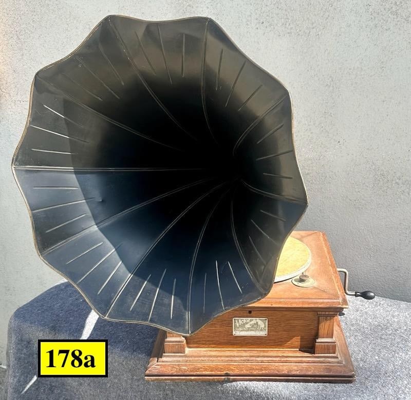 Victor V  Oak Disc Phonograph (1 of 3)