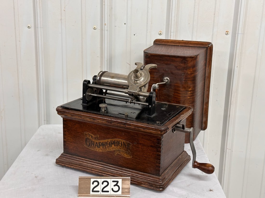 Columbia Graphophone BK Cylinder Phonograph (1 of 2)
