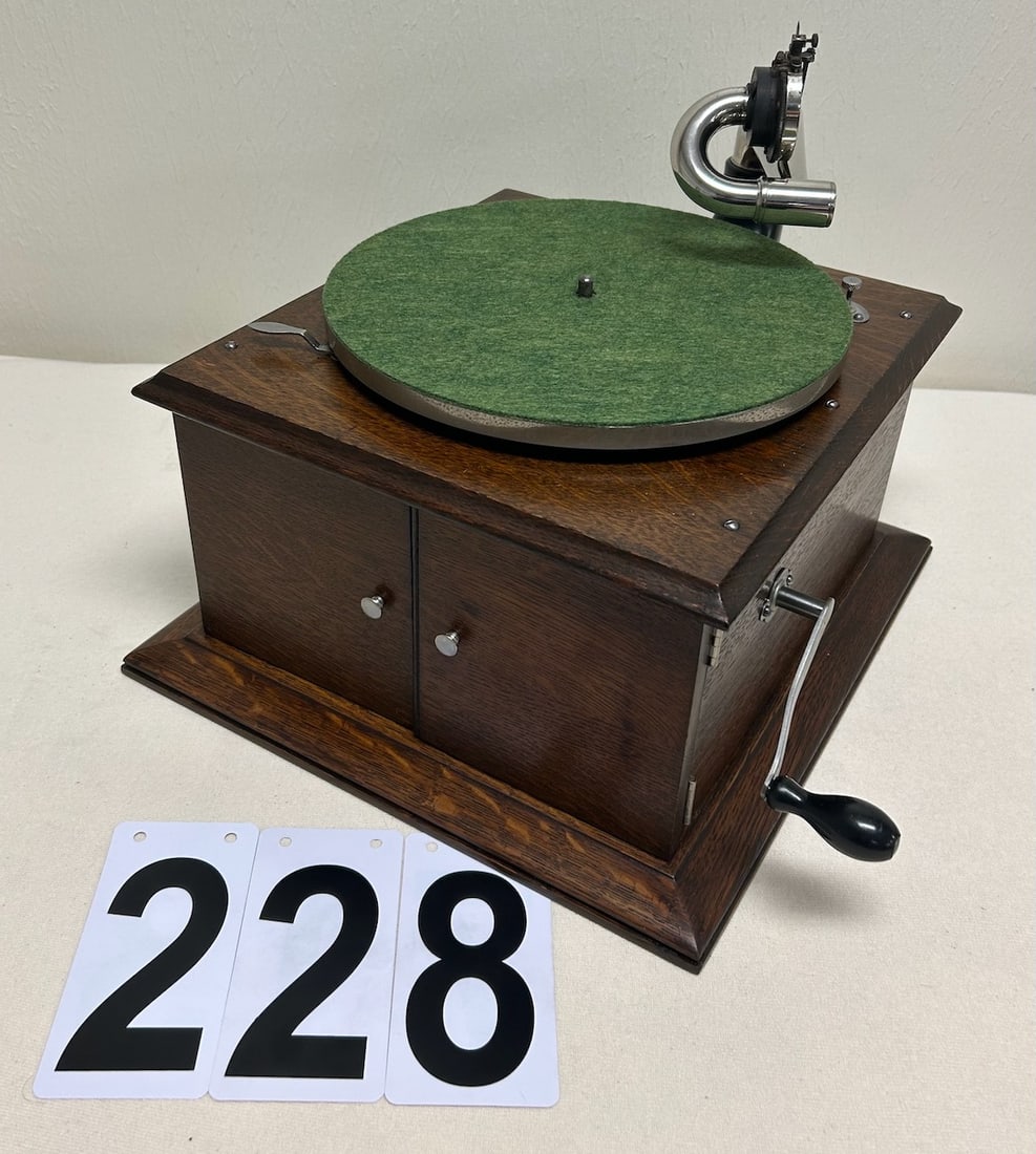 Victrola VV-IV Disc Phonograph (1 of 3)