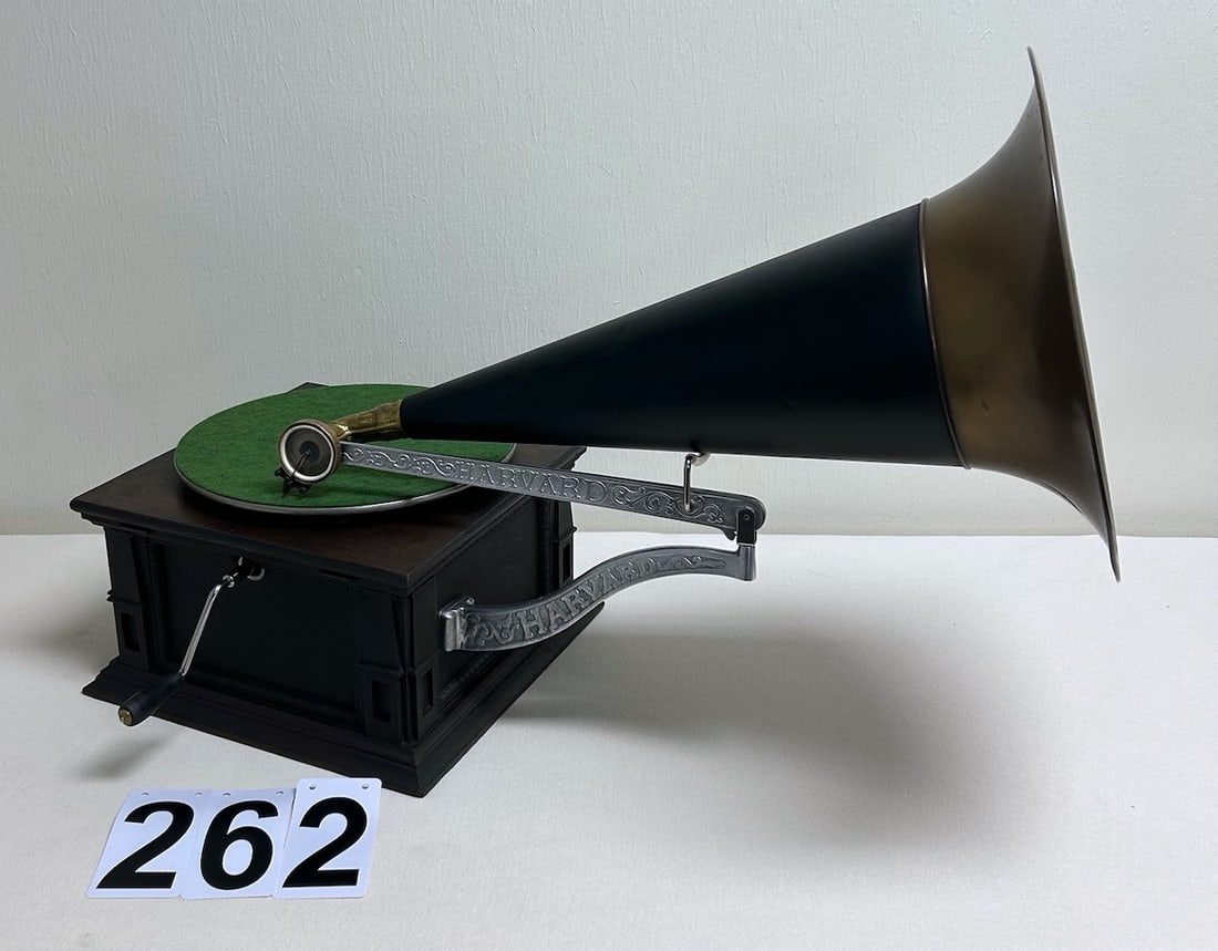 Harvard 4A Disc Phonograph (1 of 2)