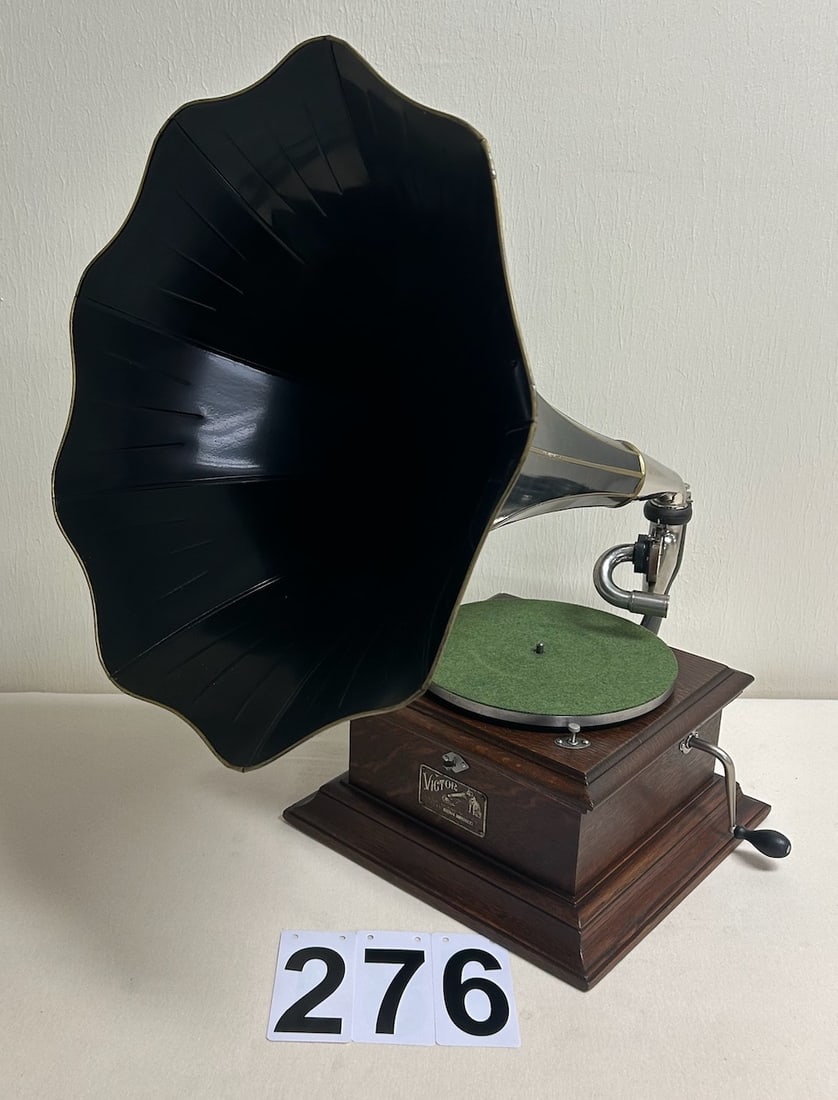 Victor II Disc Phonograph (1 of 2)