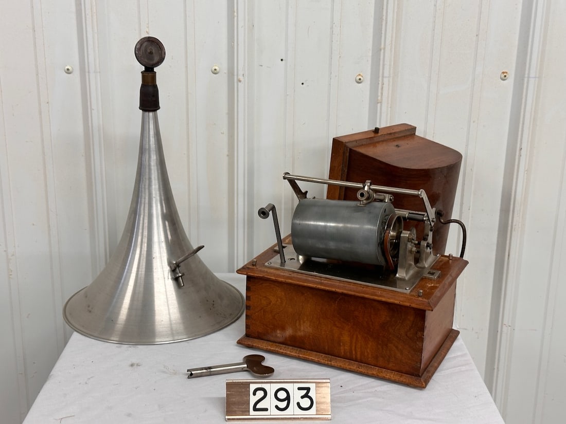 Pathe Cylinder Phonograph (1 of 3)