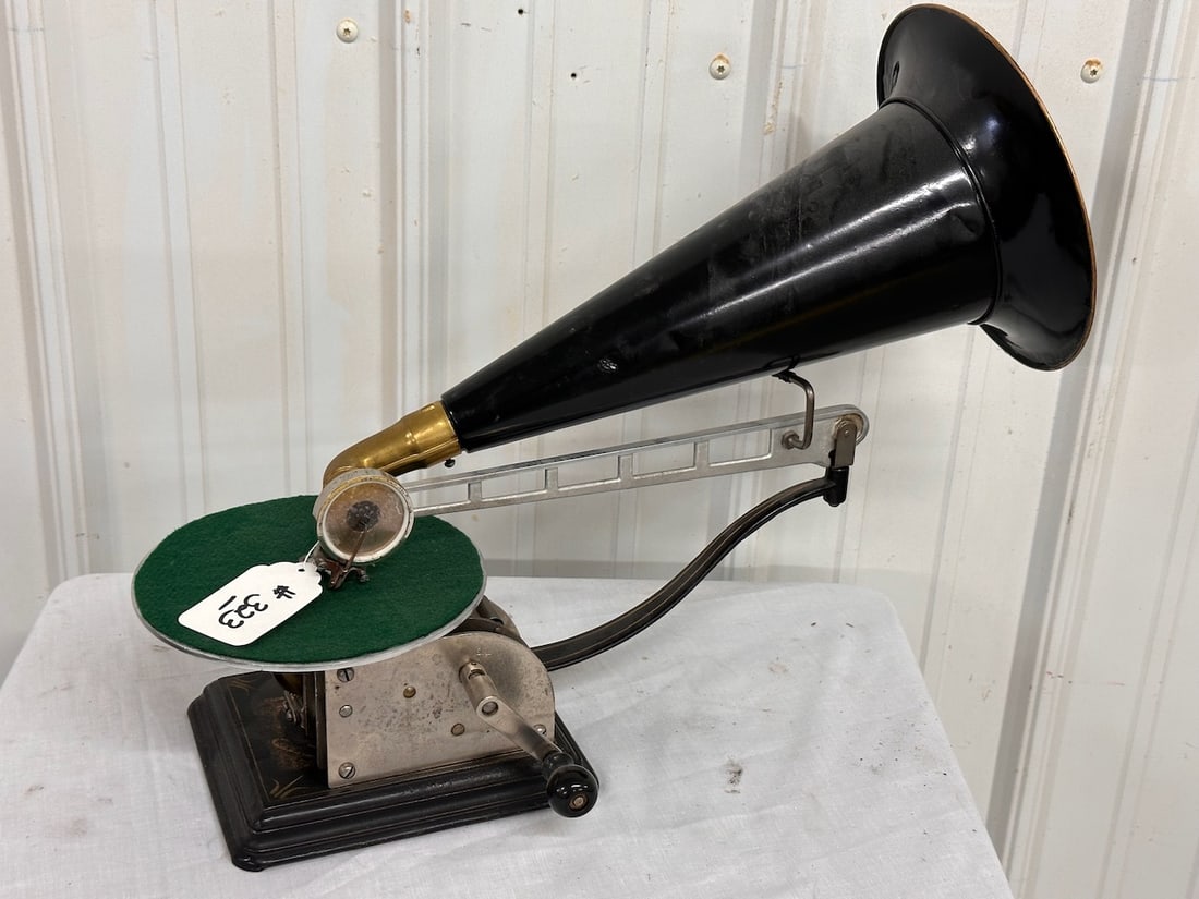 Columbia AU Disc Phonograph (1 of 2)