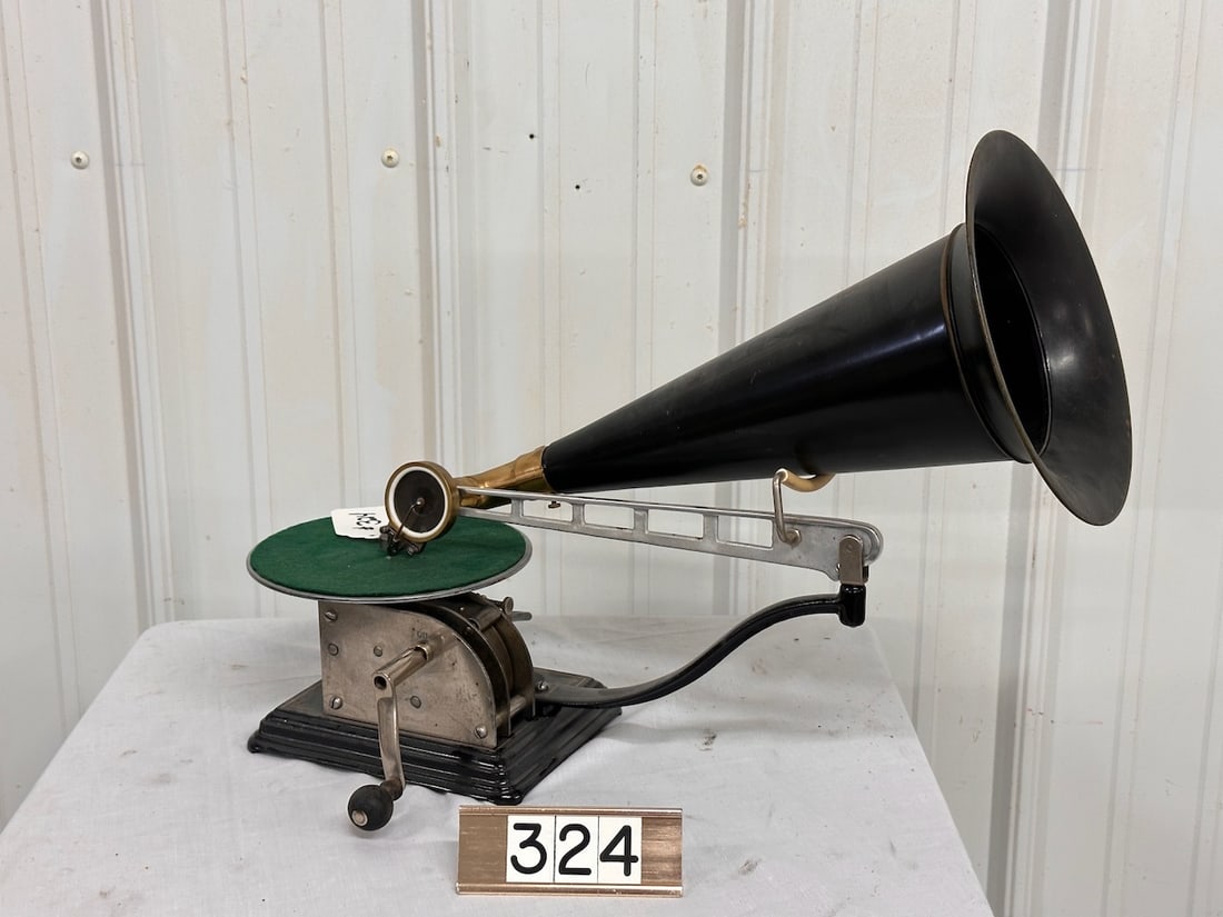 Standard AA Disc Phonograph (1 of 2)