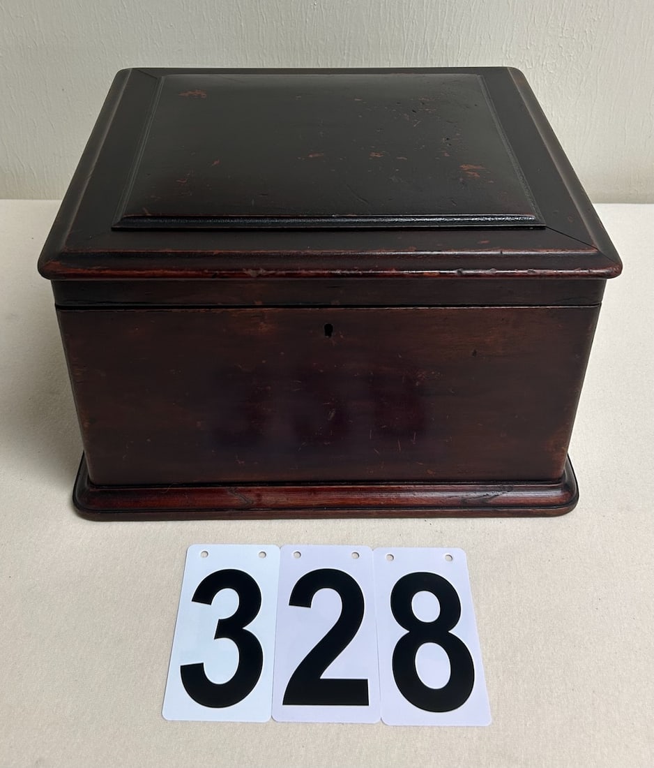 Regina 11" Disc Music Box: Mahogany, Single Comb, 3 Broken teeth, No Discs