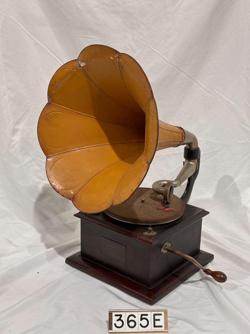 Victor O Disc Phonograph (1 of 5)