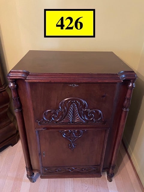 Mira 18-1/2" Console Disc Music Box: Excellent Condition, No broken teeth. 10 Discs Including 89, 910, 5787, 1259, 842, 142, 314, 1283, 169, 105