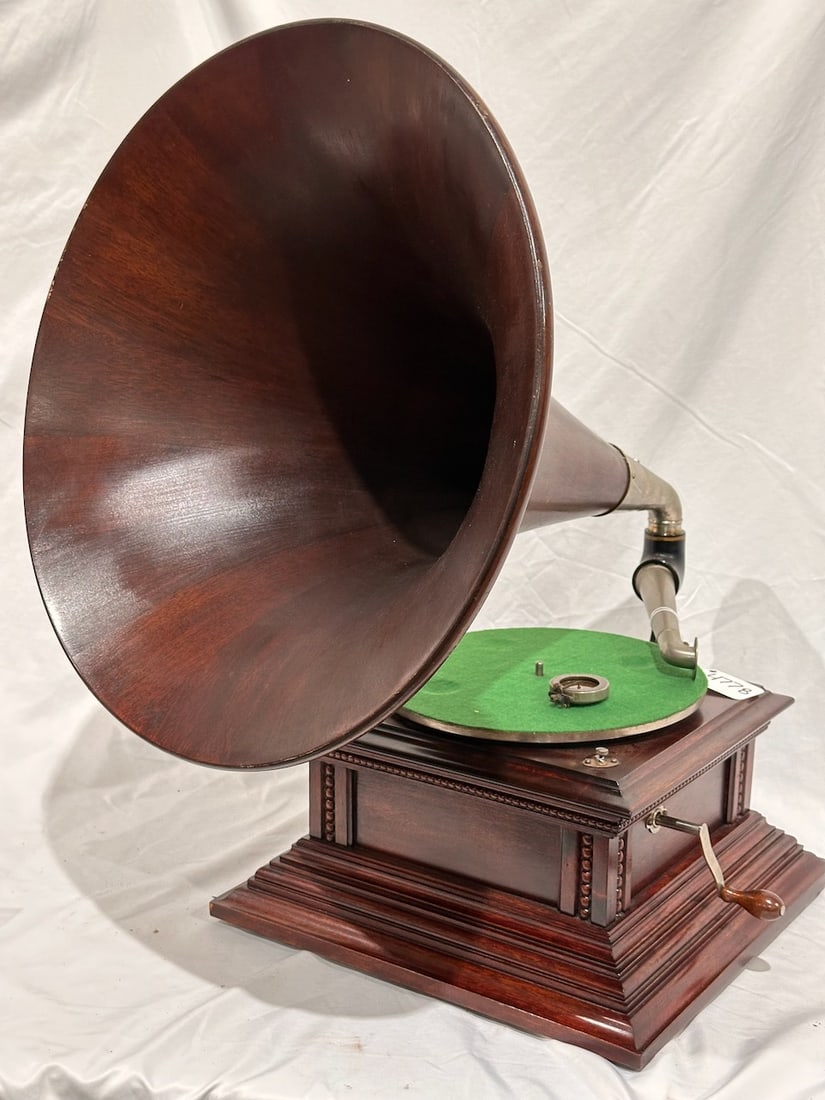 HMV Model  V Disc phonograph (1 of 6)