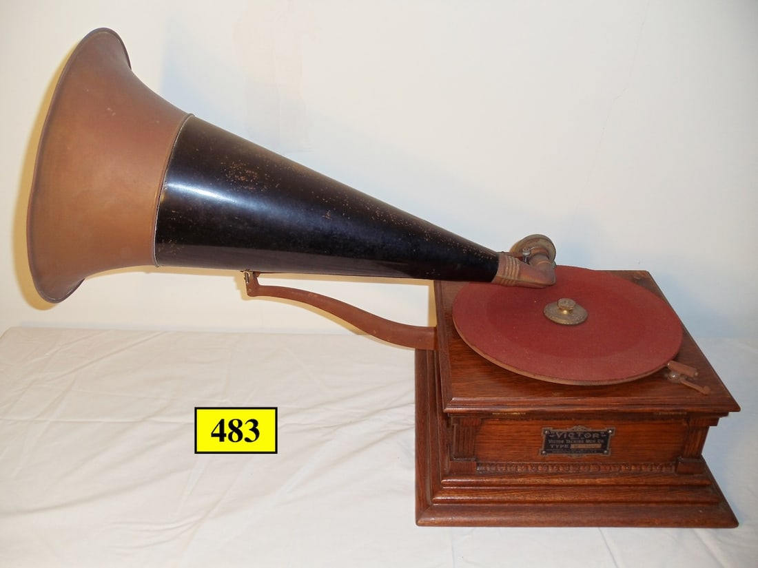 Victor Monarch Type M Disc Phonograph (1 of 3)
