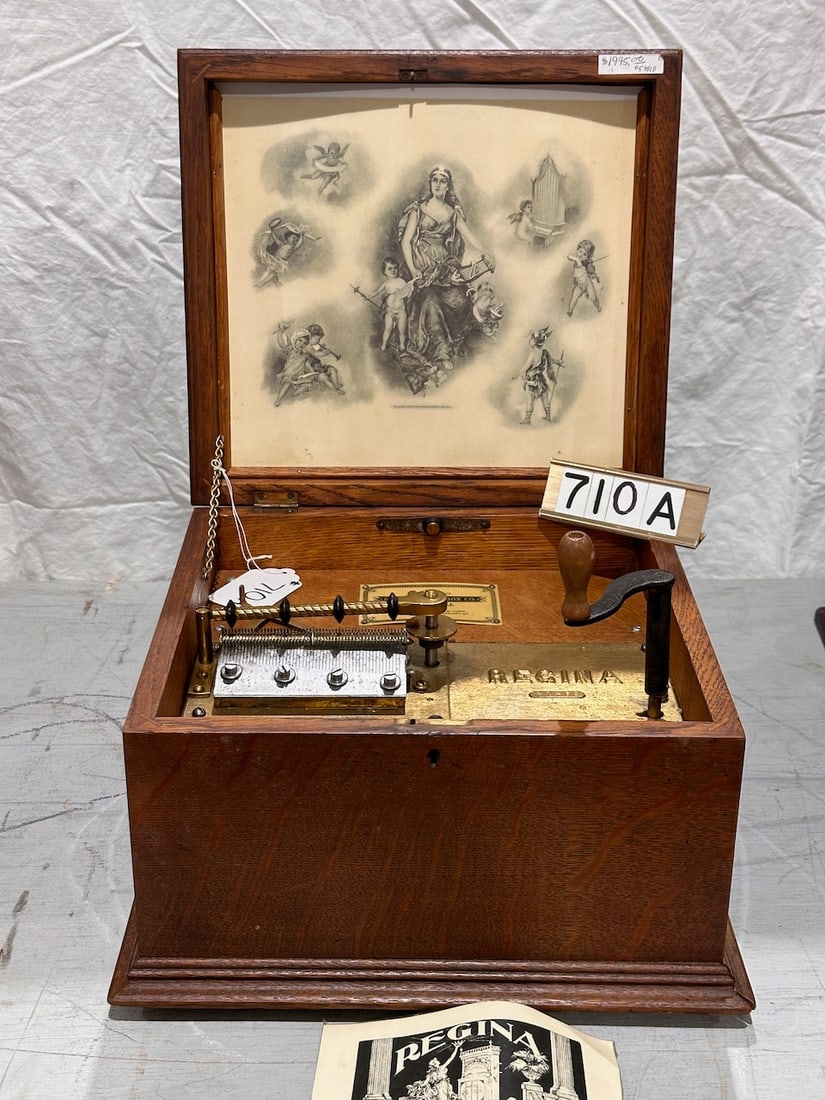 Regina 11" Oak Disc Music Box: Style 19. Single comb, no broken teeth, NO discs included