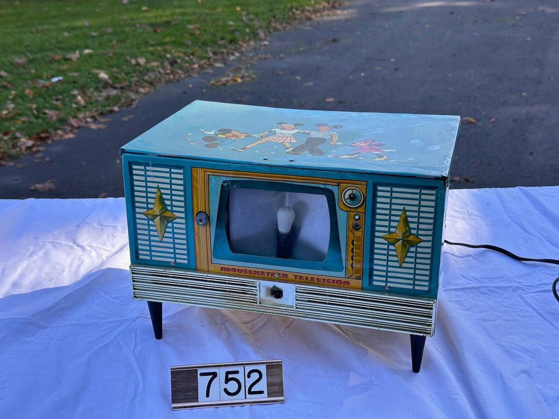 Mousekeeper Television 45RPM Phonograph: Superior Electric Phonograph Model 300, Mfg by T. Conn, Inc. Untested