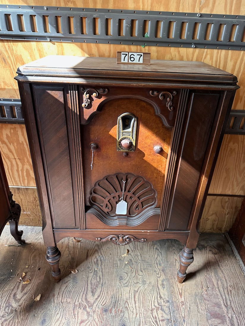 Philco Floor Model Radio (1 of 3)