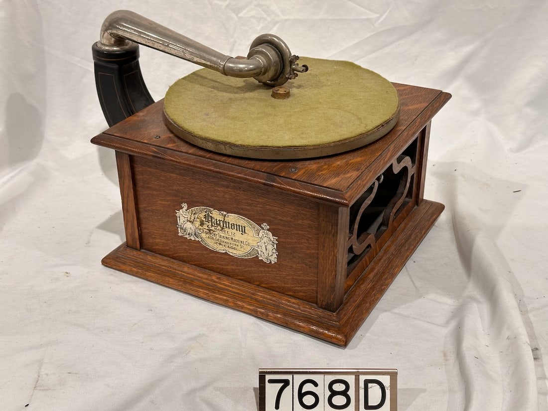 Harmony Disc Phonograph (1 of 2)