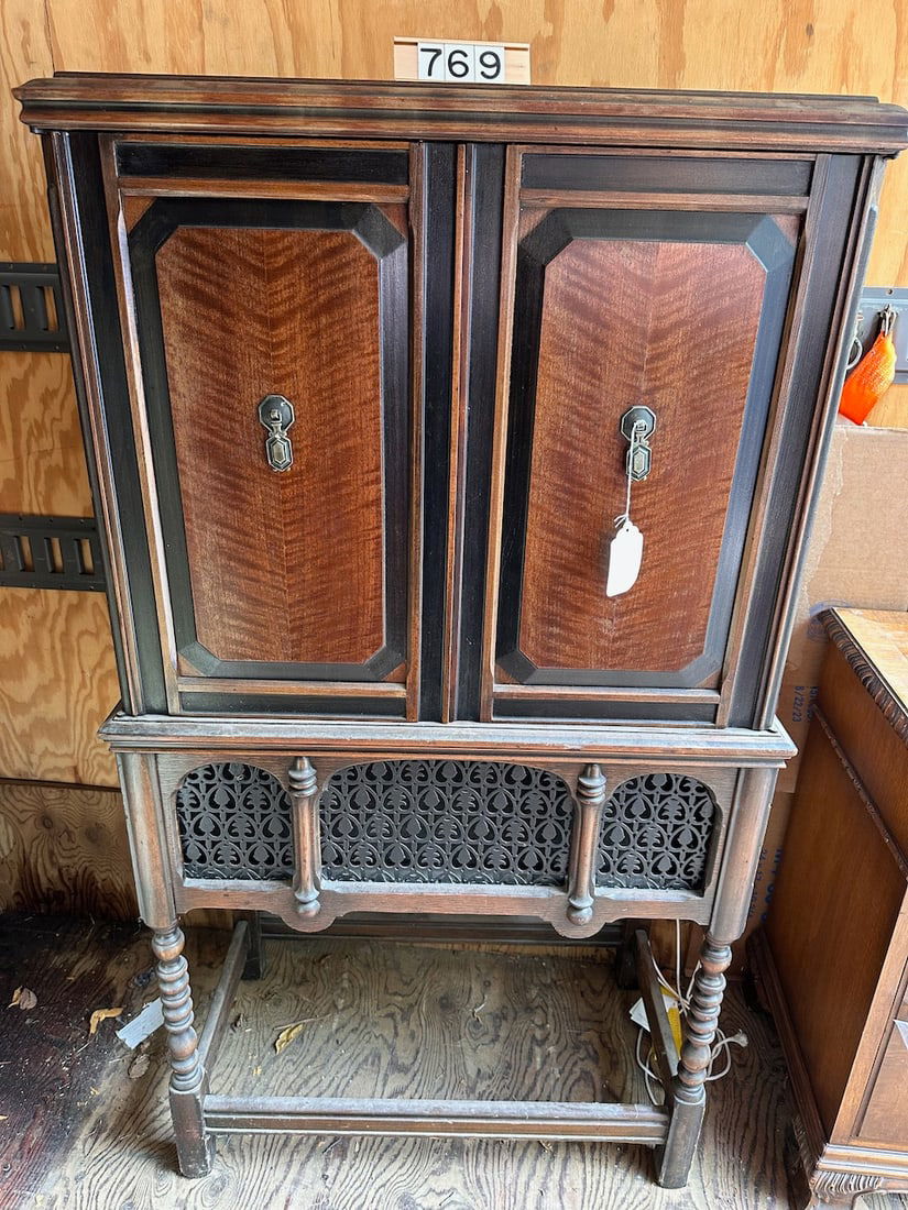 RCA Radiola VE7-26X Floor Model Radio (1 of 4)