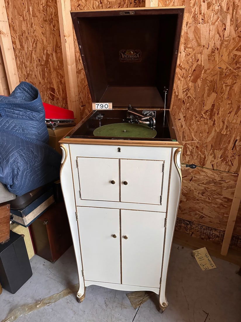 Victrola XI Disc Floor Model Phonograph (1 of 4)