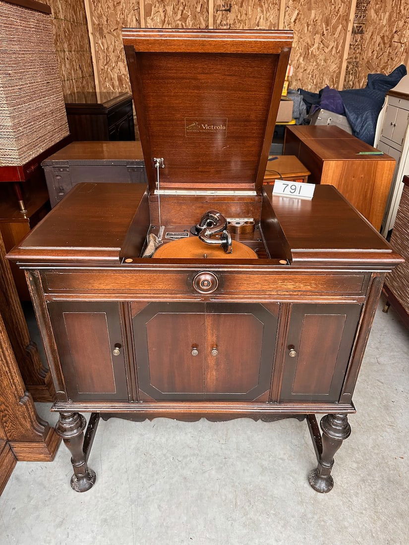 Victrola Granada Orthophinic Floor Model Disc Phonograph (1 of 2)