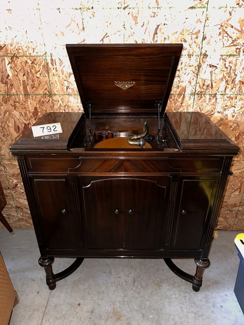 Victrola VV 4-40 Orthophinic Floor Model Disc Phonograph (1 of 3)