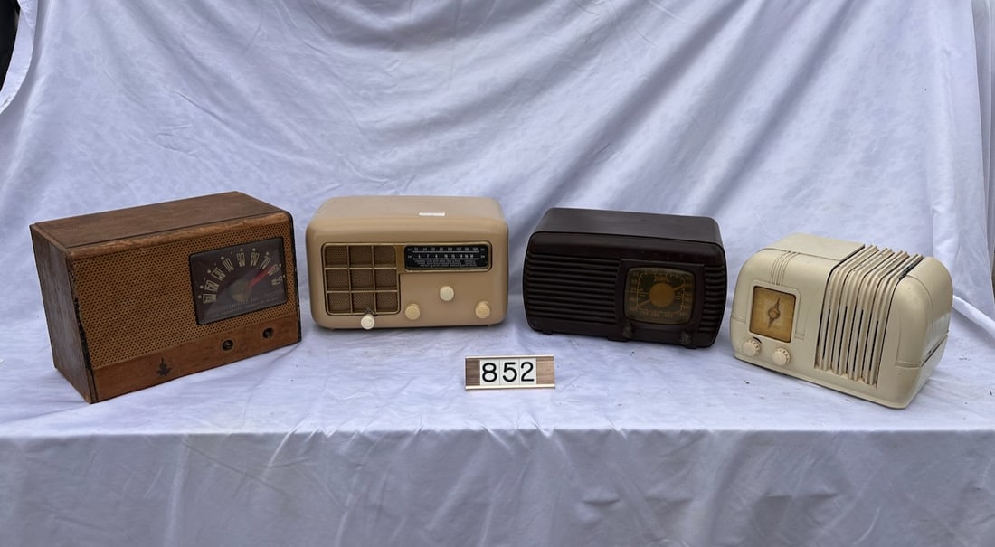 3 Bakelite and 1 Wood Case Radios (1 of 5)