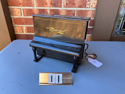 Monopol Piano Shape Manivelle Music Box: 7.5" disc music box, manual hand crank music box