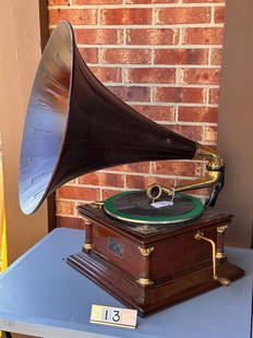 Victor VI Disc Phonograph with Mahogany Spear-tip horn: Gold Exhibition reproducer, crank, etc. SN-7948