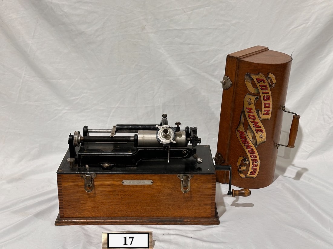 Edison 4-Latch Home Cylinder Phonograph (1 of 4)