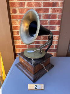 Zon-o-phone Disc Phonograph: Rear mount brass bell horn. Has crank and reproducer