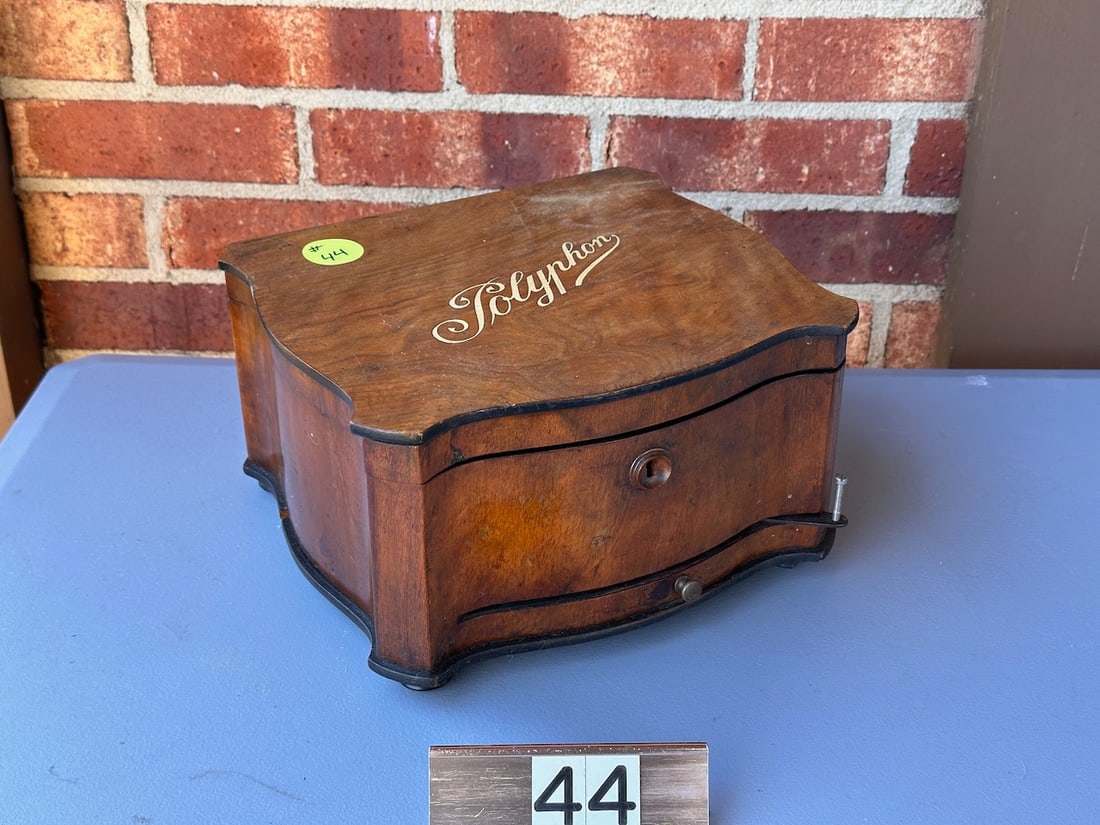 Polyphon Style 41-B Disc Music Box: Serpentine walnut case. Single comb. Plays an 8" disc. No broken teeth. Interior litho, stenciled cover. Ratchet wind. 21 disc