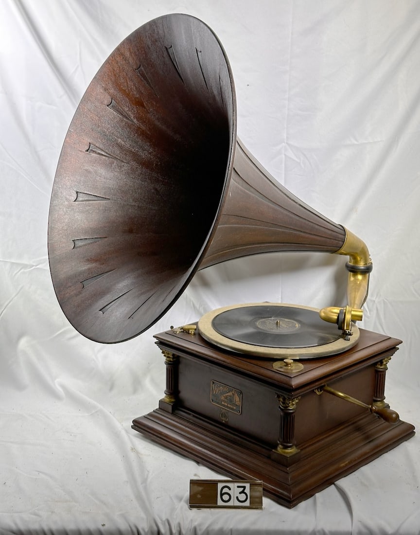 Victor 6 Disc Phonograph & Matching Cabinet (1 of 7)