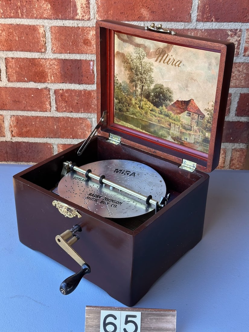 Mira Disc Music box. Style 34 Manivelle: 6-3/4" disc. One included. Crank. Single comb. No broken teeth