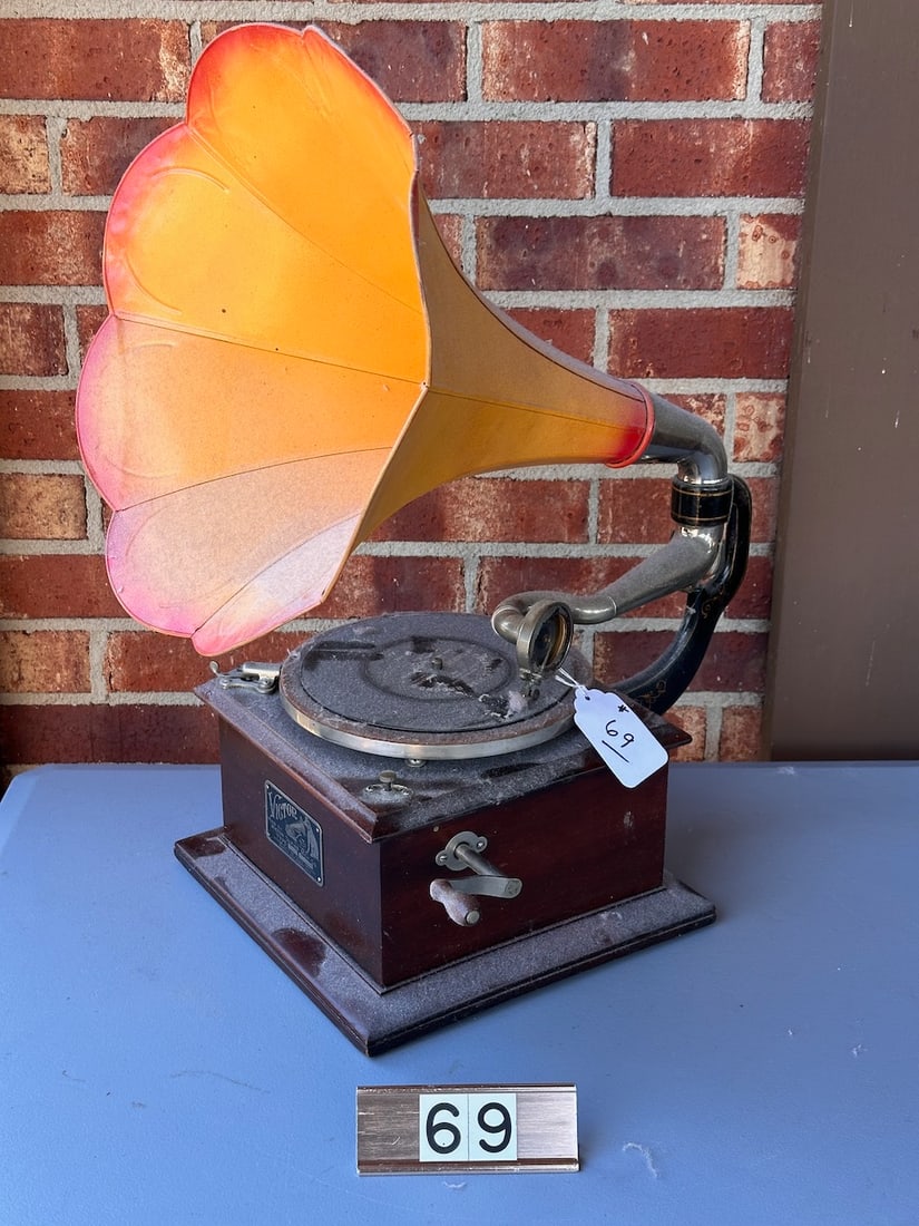 Victor O disc Phonograph (1 of 3)