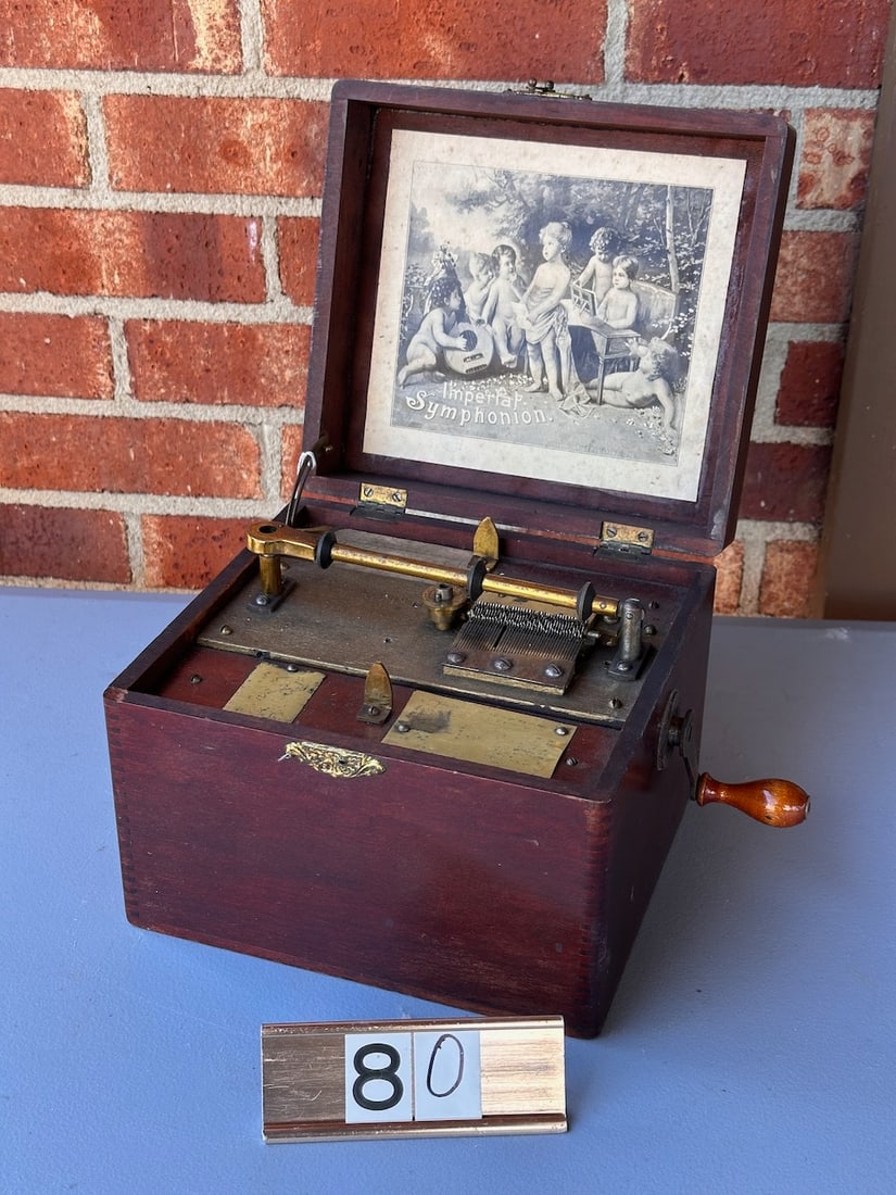 Symphonion Style 128 Disc Music Box: Mahogany. Single comb with one broken tooth. 5-5/8" or 5-3/4" disc. 8 discs included