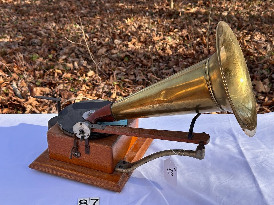 Berliner Trademark Disc Phonograph (1 of 4)
