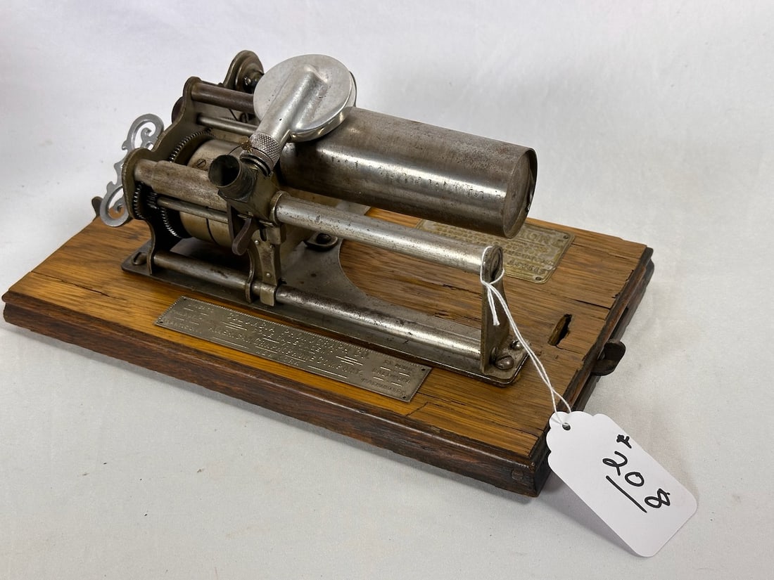 Columbia B cylinder  Phonograph (1 of 2)