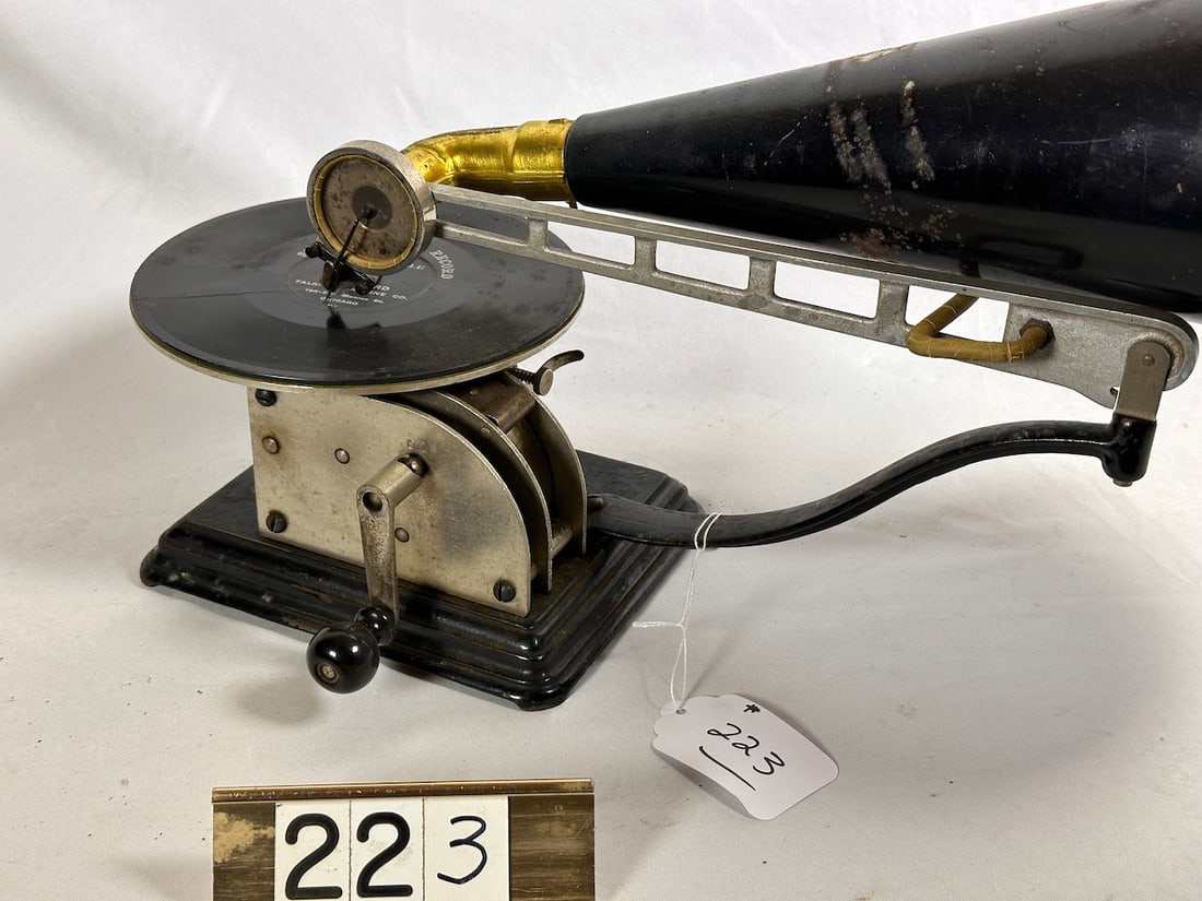 Standard AA Disc Phonograph (1 of 2)