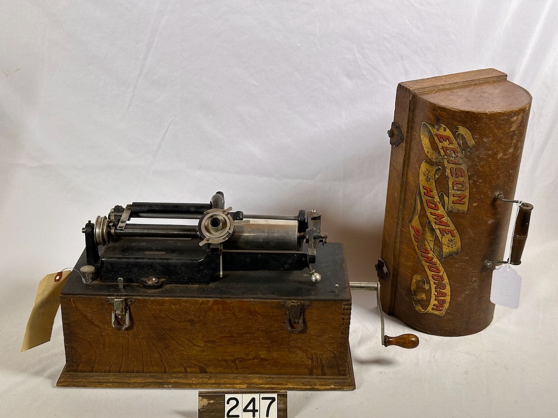 Edison 4-latch Banner Cylinder phonograph (1 of 3)