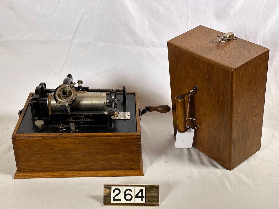 Edison Standard  2-Latch Cylinder Phonograph (1 of 2)