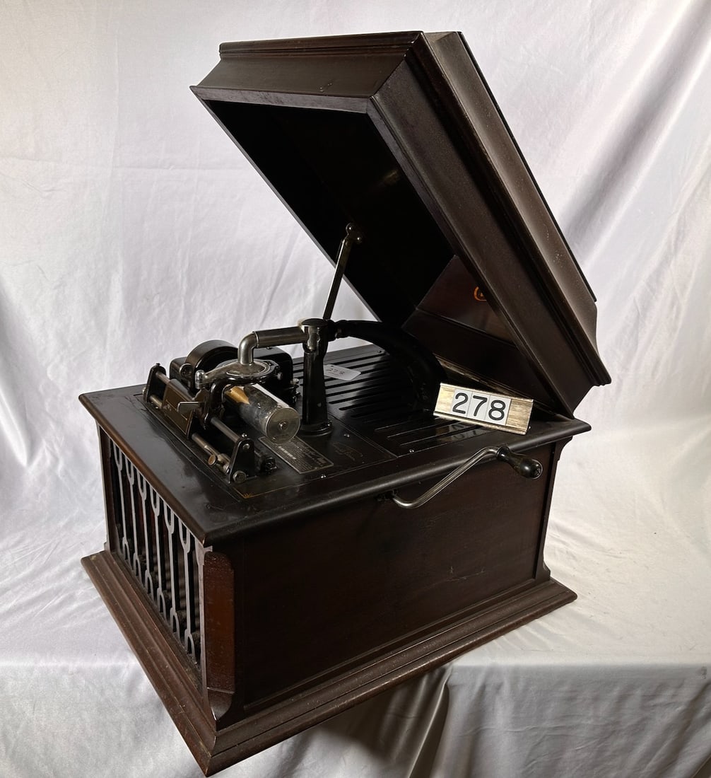 Edison Amberola V cylinder phonograph: Complete with reproducer and crank. Mahogany case