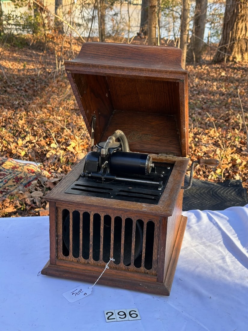 Edison Amberola 30 Cylinder Phonograph: Complete with reproducer and crank in an oak case