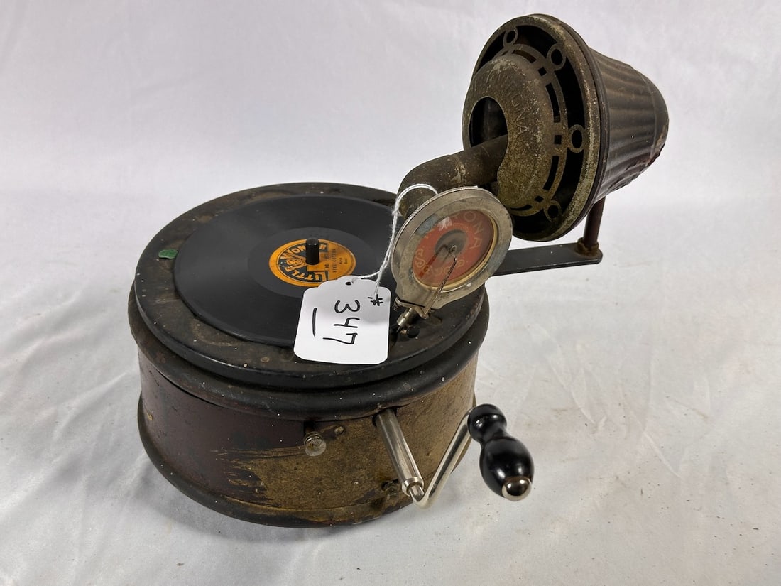 Nifty Nirona Child's Phonograph (1 of 2)