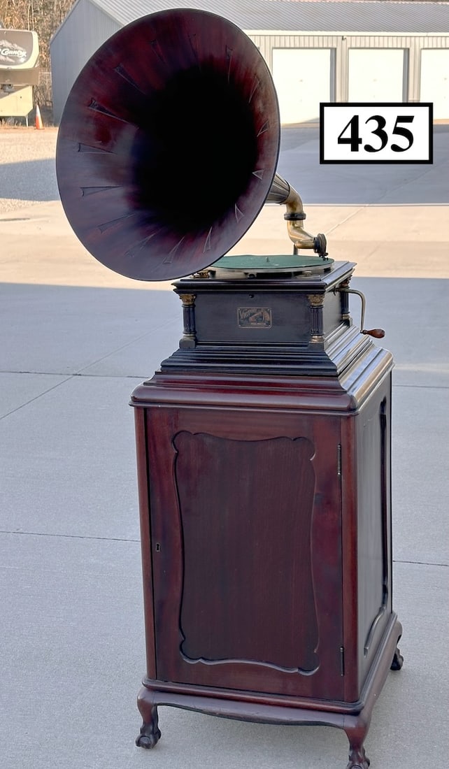Victor VI Disc Phonograph with Matching Mahogany Record Cabinet (1 of 6)