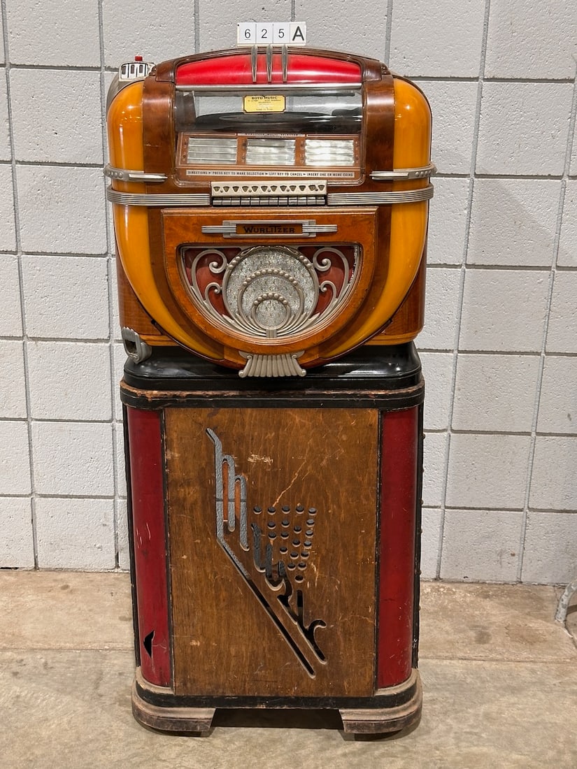Wurlitzer 71 Jukebox with Base cabinet (1 of 8)