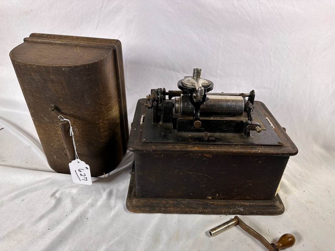 Edison Standard Cylinder Phonograph: Diamond B reproducer, crank and cover