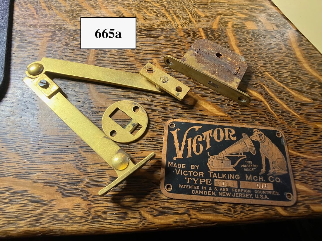 Victor Victrola VTLA Hardware: Metal ID tag #516 (i.e the 16th VTLA produced), lid support, lock: One lot
