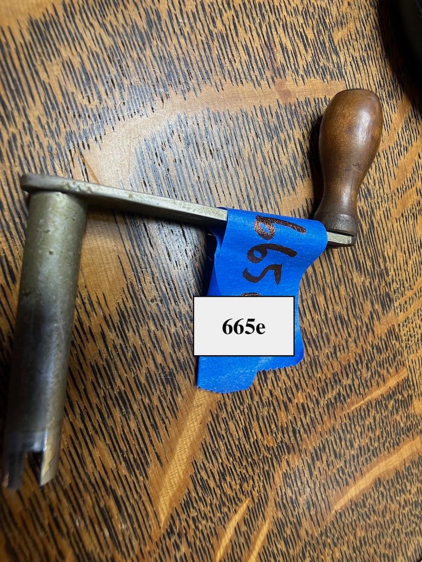 Early Berliner Trademark slotted phonograph crank. (1 of 1)