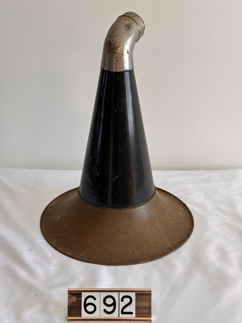 Zon-o-phone Phonograph Horn. (1 of 2)